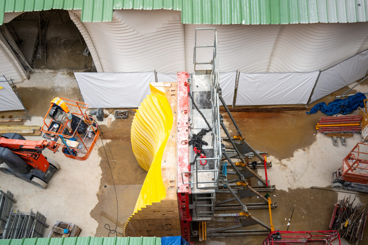 Architecture des caves : coffrages sur mesure pour projets uniques 9 Architecture de chai : Coffrage sur mesure pour murs courbes en béton apparent à gradins pour un chai en France