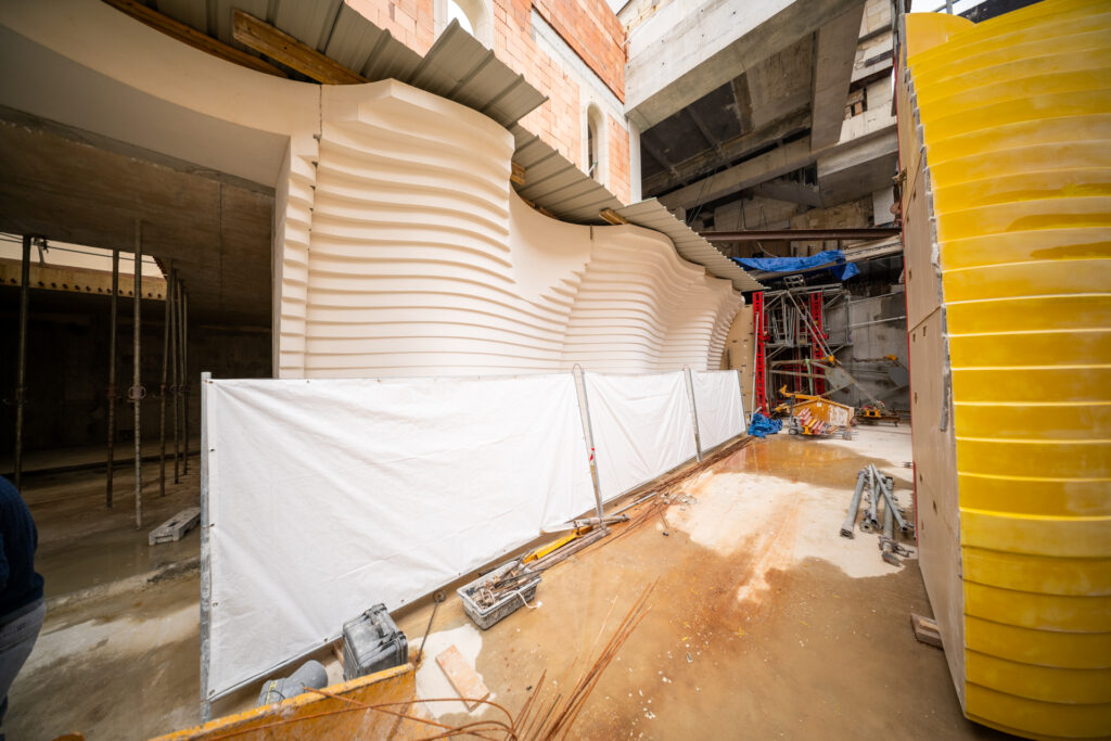 Architecture des caves : coffrages sur mesure pour projets uniques 11 Architecture de chai : Coffrage sur mesure renforcé sur place pour créer des murs en béton apparent incurvés et étagés pour un chai en France.