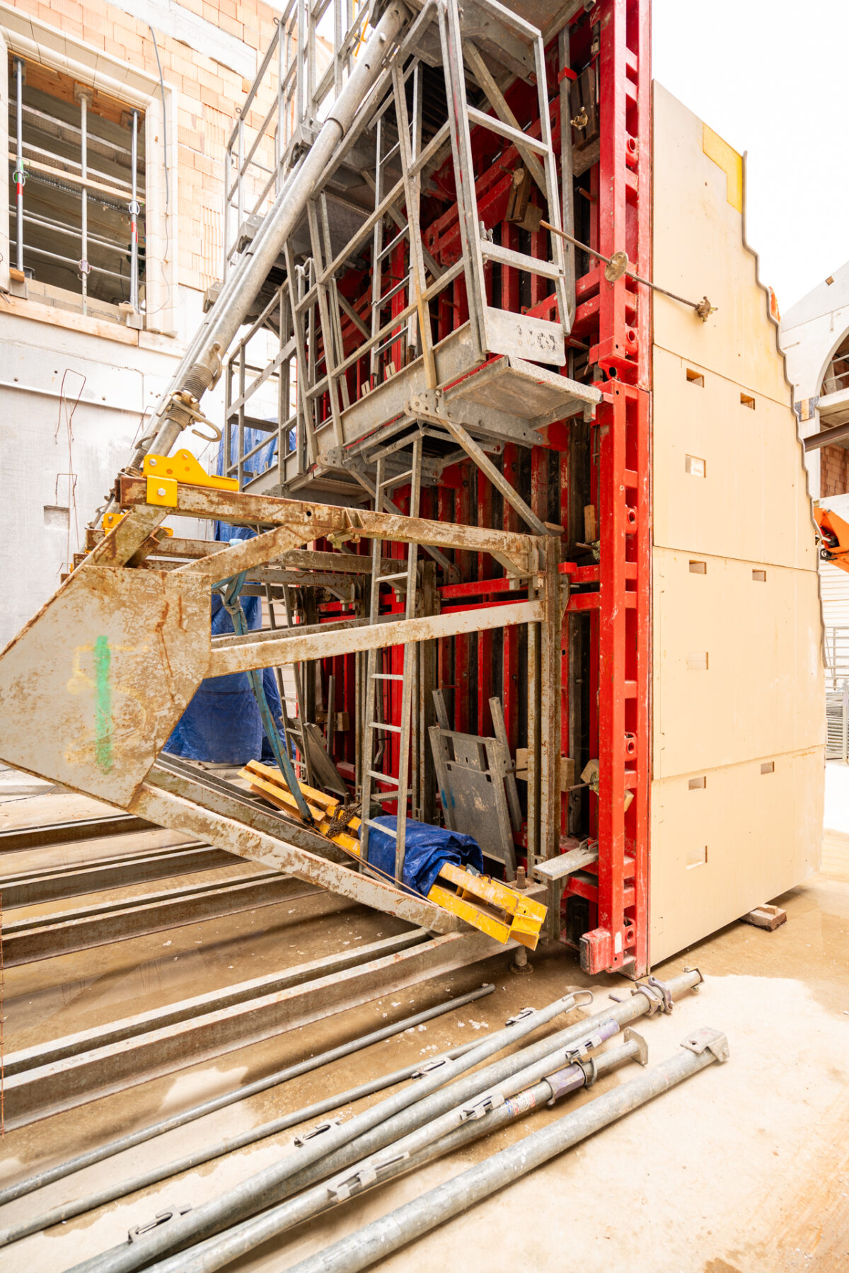 Architecture des caves : coffrages sur mesure pour projets uniques 8 Architecture de chai : Coffrage sur mesure renforcé sur place pour créer des murs en béton apparent incurvés et étagés pour un chai en France.