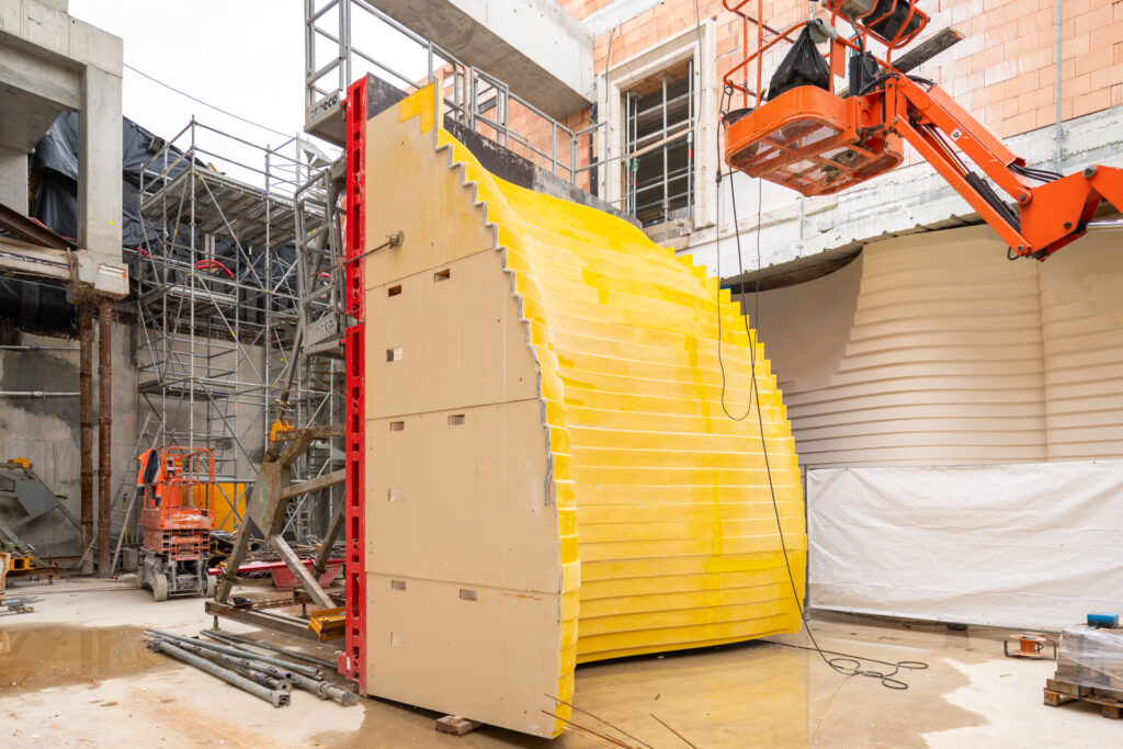 Architecture des caves : coffrages sur mesure pour projets uniques 10 Architecture de chai : Coffrage sur mesure renforcé sur place pour créer des murs en béton apparent incurvés et étagés pour un chai en France.