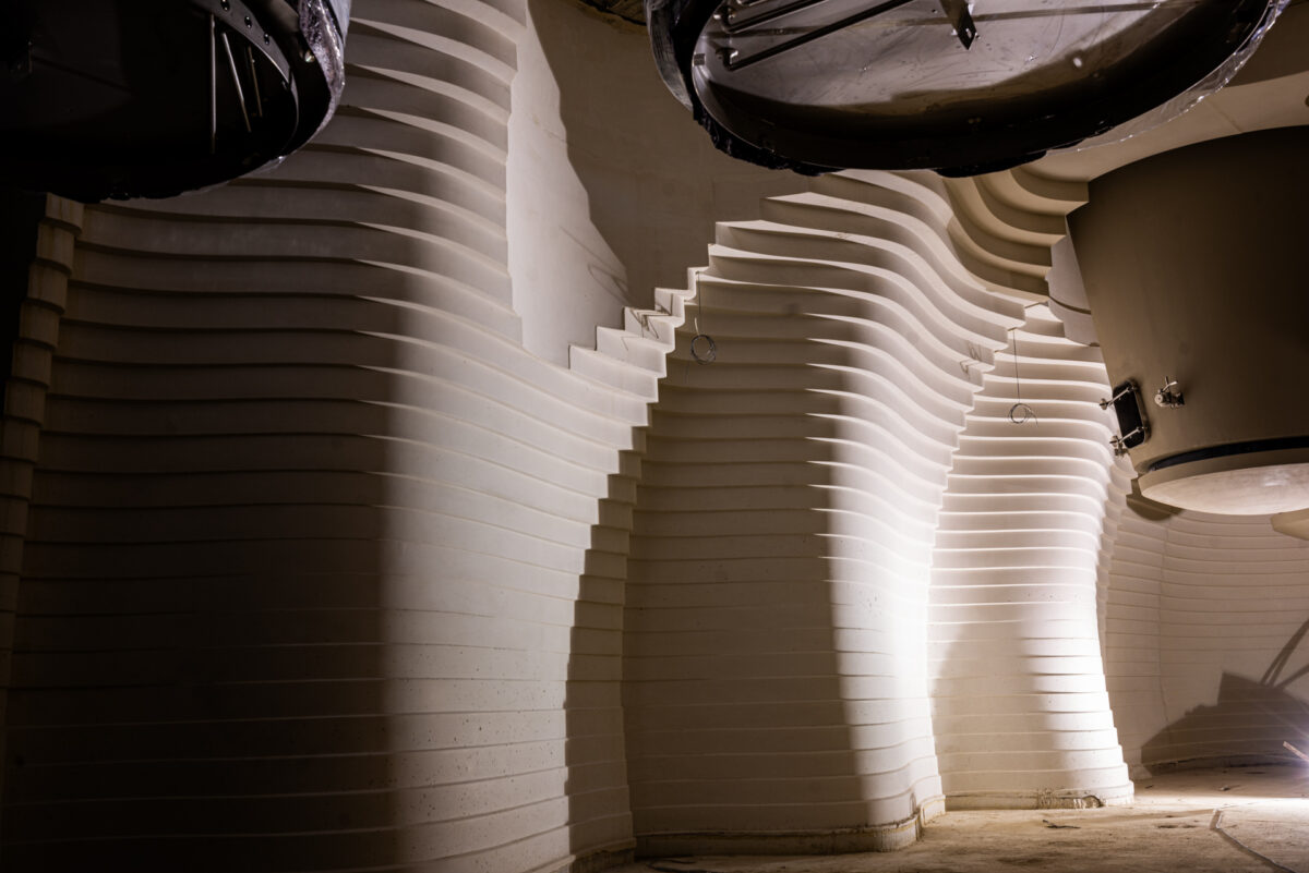 Architecture des caves : coffrages sur mesure pour projets uniques 12 Architecture d'un domaine viticole : Murs courbes en béton apparent à gradins, construits à l'aide d'un coffrage Arbloc sur mesure pour un domaine viticole en France