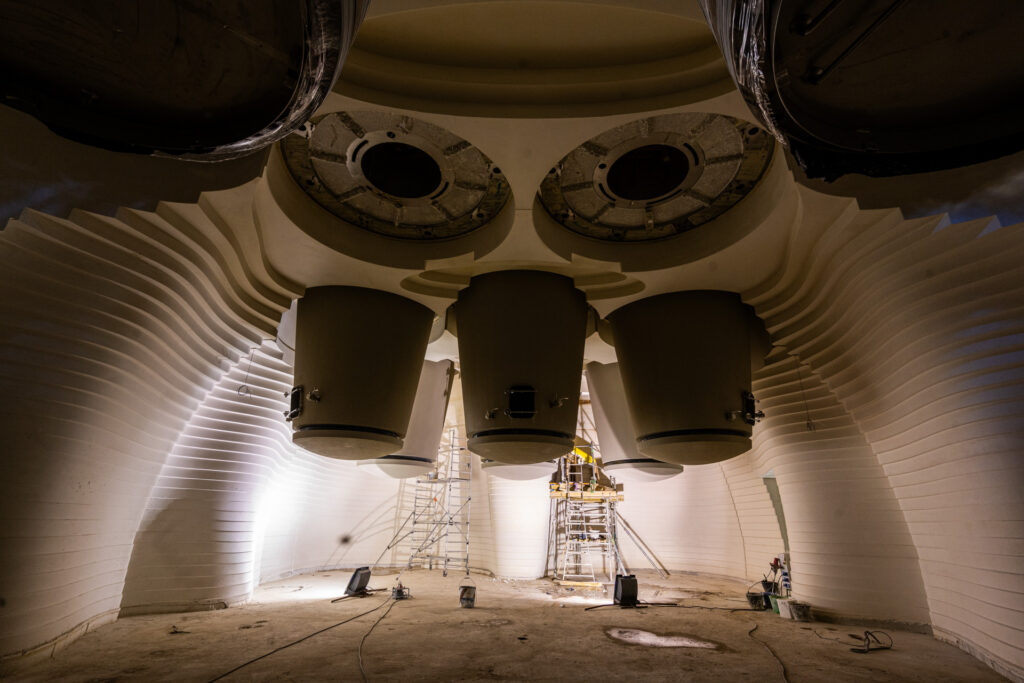 Architecture des caves : coffrages sur mesure pour projets uniques 7 Architecture d'un domaine viticole : murs curvilignes en gradins de béton apparent pour un domaine viticole en France