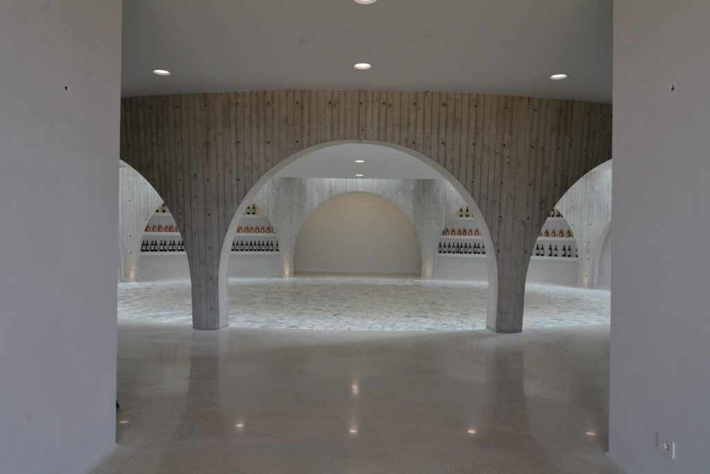 Architecture des caves : coffrages sur mesure pour projets uniques 6 Architecture des caves à vin : Arches circulaires en béton avec coffrage en arc pour les caves à vin en Italie